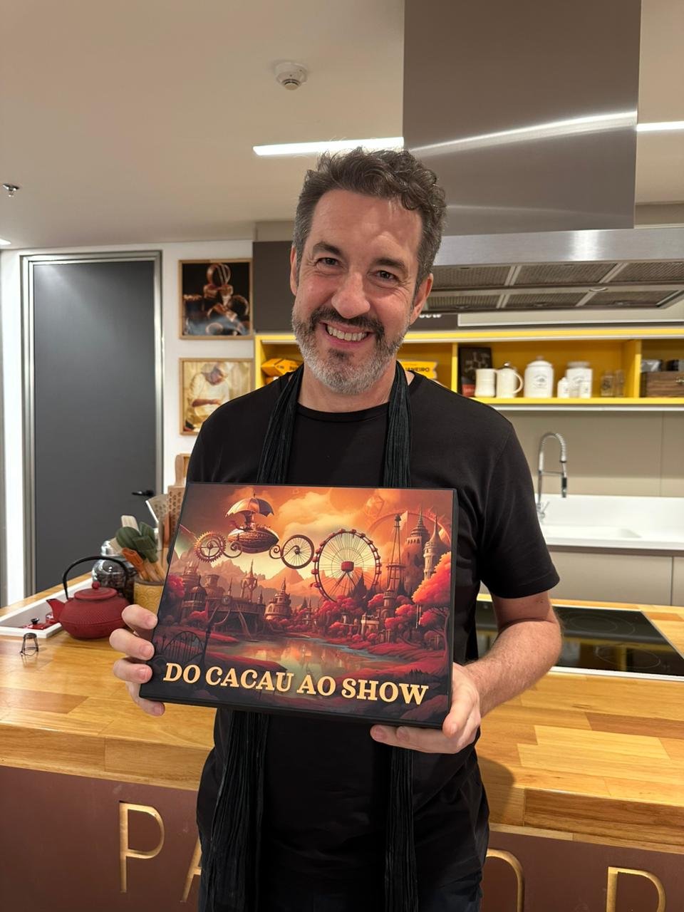 Alexandre Costa, fundador da Cacau Show, com o jogo Do Cacau ao Show