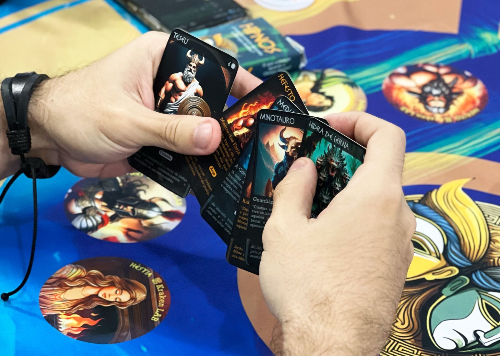 Mãos segurando cartas do Baralho Hipnos