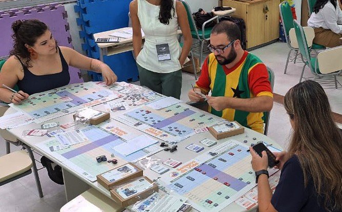 Educadores jogando Semana da Vida, jogo criado para a UNIFESP