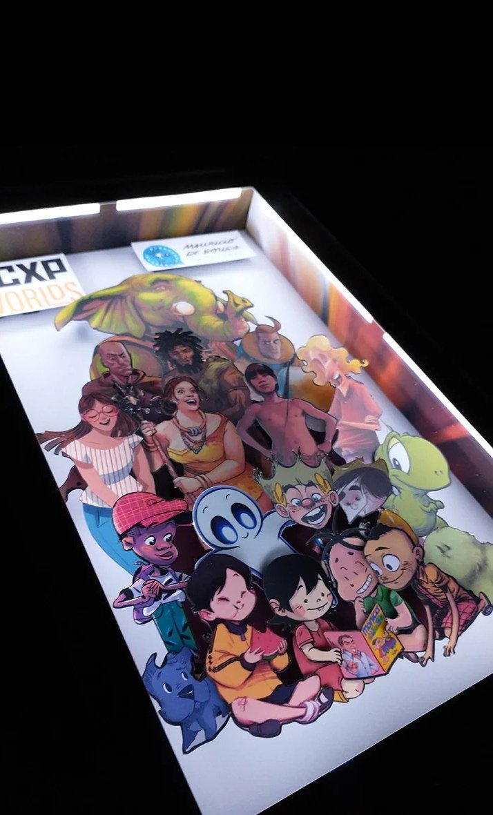 Detalhe da shadowbox iluminada dos 50 anos da Turma da Mônica