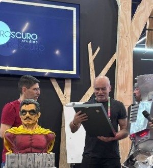 Mike Deodato recebe a shadowbox no palco da Chiaroscuro Studios