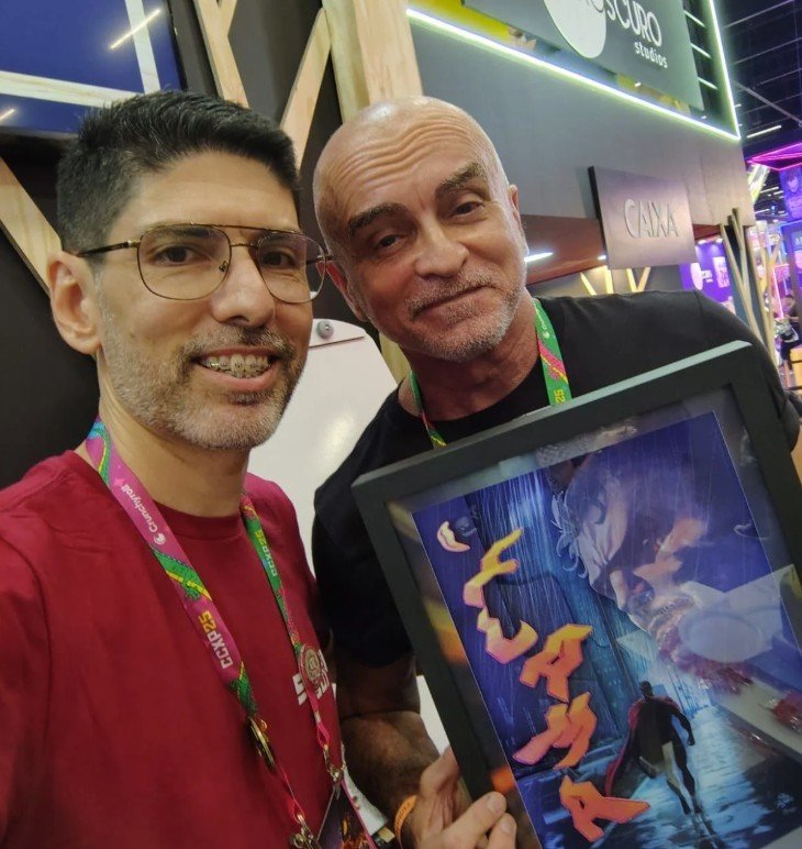Valmir Massafera e Mike Deodato com a shadowbox do Flama na CCXP 2025
